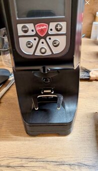 Profesionálny mlynček na kávu Eureka Atom 60 - 4