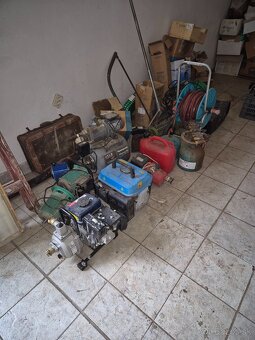 Pracovný stôl (ponk) so zverakom+regále +čerpadlá a motory - 4