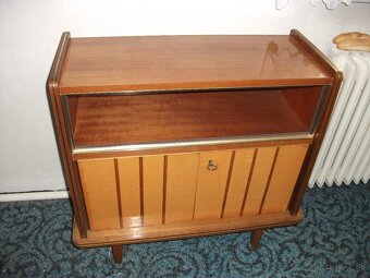 Predám krásnu retro skrinku(komodu). - 4