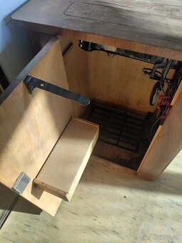 Starší šijací stroj ZETINA - 4