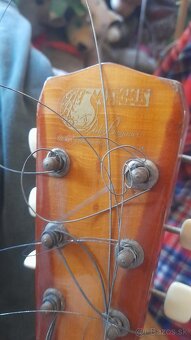 Stará gitara + púzdro 50eur - 4