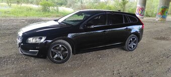 Volvo V60 D4 2.0L Drive-E Base Geartronic 133kW181HP A8 - 4