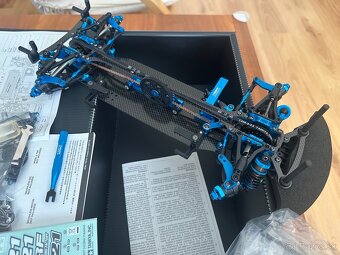 Karbonovy podvozok tamiya trf421 - 4