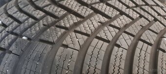 Predám 4ks pekné zimné 205/55r17-95V Hankook - 4
