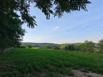 Oplotený pozemok pod lesom vo Svätom Jure - 4