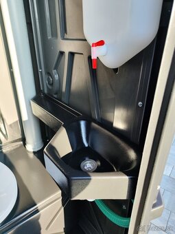 Nové mobilní přenosné WC s umyvadlem - 4