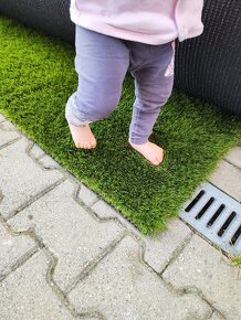 Umělý trávník výška 35 mm, velmi jemný na dotek. - 4
