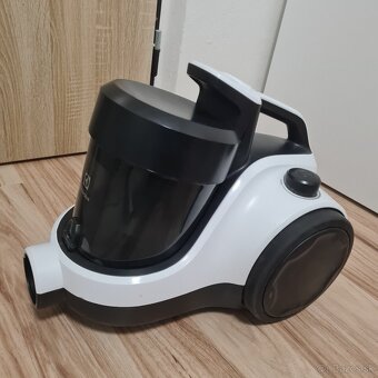 Podlahový vysávač Electrolux EASE C2 ECC21- 2IW biely - 4