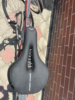 Author 28 červený - 4