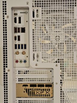 Ryzen 7800x3D/RX 9070 XT/32GB RAM/SSD - 4