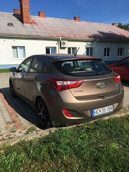 Hyundai i30 hnedá karoséria 1.4 benzín 2013 73kw - 4