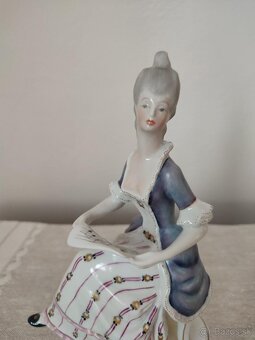 Holloháza žena s notami porcelánová soška - 4