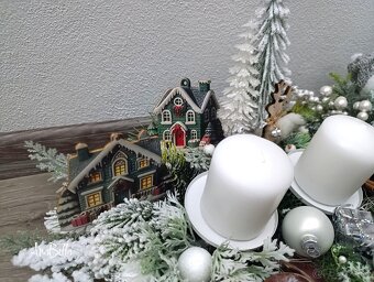 Adventný biely svietnik so Snehuliakom a chalúpkami - 4