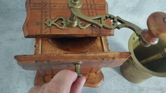 Starý mlyncek na kávu s intarzii viz.foto.  + maziar za 64e - 4