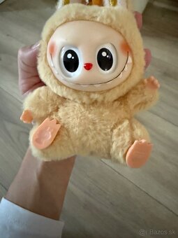 Labubu kremovy sediaci s kartou - 4