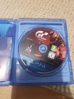 PlayStation 4 + hry – rok používaná
 - 4