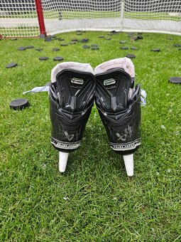 Predám po jednej sezóne BAUER SHADOW Int veľ. 4,5 Fit 1 - 4