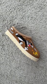 UGG Tasman Slipper Palace x Looney Tunes Chestnut - 4