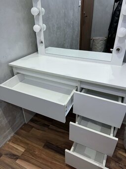 Kozmetický stolík - 4