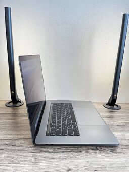 MacBook Pro 15" (2019) - 4
