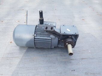 Elektomotor 0.37 kW s prevodovkou - 4