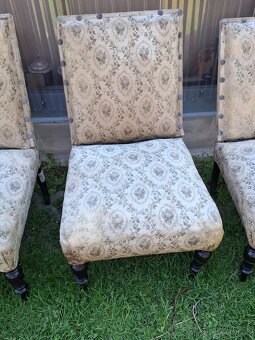 Predám štyri starožitné stoličky cena spolu 10€ - 4