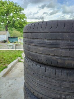 235/45R17 - 4