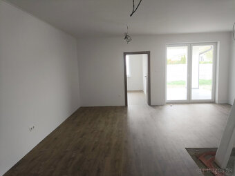 4 izbový rodinný dom (dvojdom) v obci Veľké Blahovo - 4