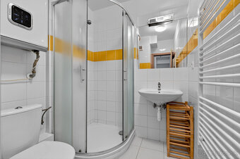 Na Predaj svetlá zariadená garsónka Podunajských Biskupicia - 4