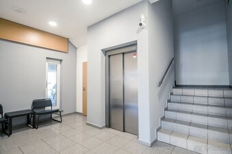 Reprezentatívna polyfunkčná budova so skladom a parkovaním v - 4