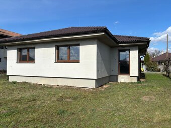 Priestranný bungalov v tichej lokalite pri Leviciach - 4