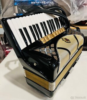Predám akordeón Hohner Lucia IVP- 96 basový  - používaný v d - 4