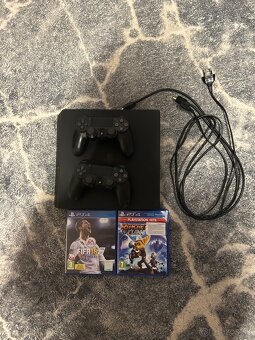 Playstation 4 pro + 2 hry (FIFA 18, Ratchet and Clank) - 4
