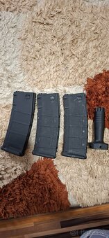 Predám airsoftku M4 AR15 + výbava - 4