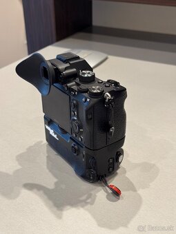Sony A7iii + Meike A9 Grip - 4