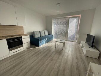 Štýlový 1-izbák s balkónom a garážovým parkovacím miestom - 4