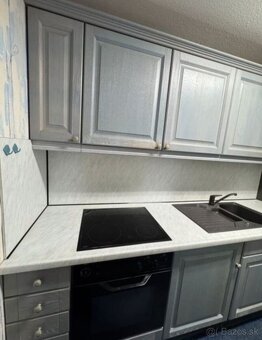 Kuchyně v kouřově modrém odstínu se spotřebiči,5696 - 4