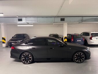 BMW i5 M60 xDrive B&W - 4
