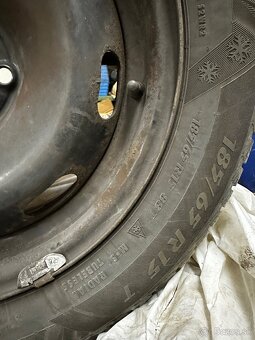 Zimné pneu + plechové disky + puklice - 4