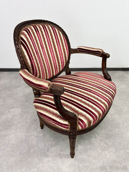 masívne široké kreslo v honosnom klasiciznom štýle - 4