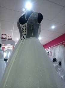 Trblietavé svadobné šaty - 4