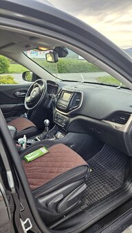 Jeep Cherokee - 4