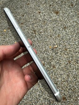 iPhone SE 2020 - baterie 100% - 4