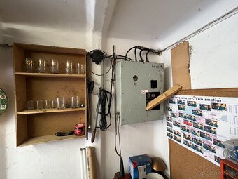 Veľká, kompletne vybavená garáž s náradím, elektrikou, umýva - 4