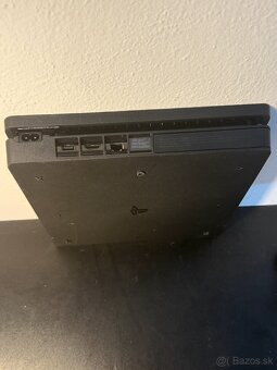 Predám Hernú konzolu PS4 Slim 500GB Minimálne známky - 4