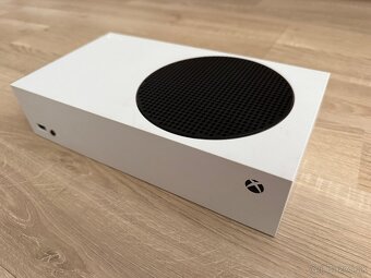 Xbox Series S — takmer nový, so psím umeleckým ovládačom - 4
