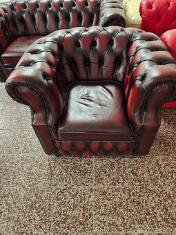 CHESTERFIELD ŠTÝL,BORDOVO-ČIEDAČKA KOŽENÁ NA KOLEČKÁCH - 4
