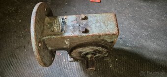 Predám uhlovú prevodovku v pomere 10 ku 1 - 4