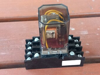 Predám časové relátka, pomocné relé a optoelektr.snímač - 4
