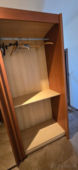Predám šatníkovú skriňu s posuvnými dverami - dl. 3 m - 4